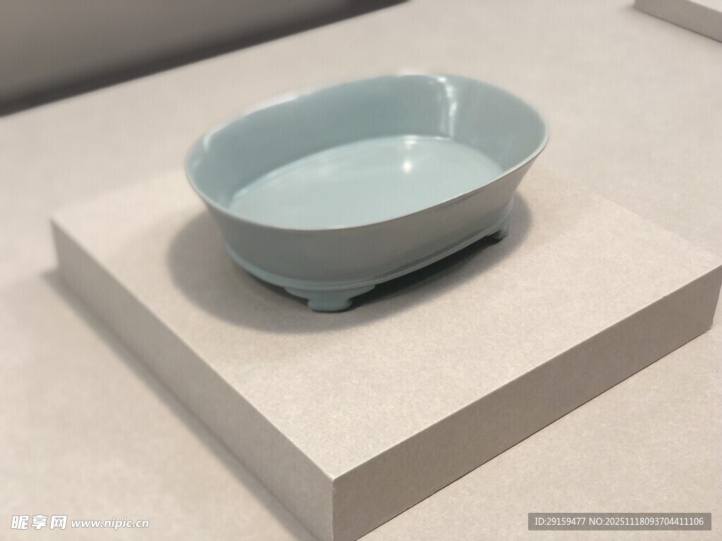 浅蓝色碗置于白色底座上