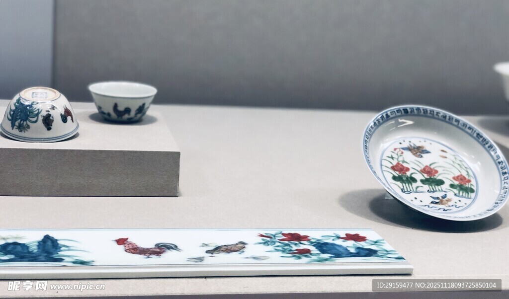 中式精美瓷器与装饰画展示