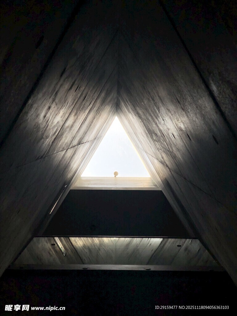 透过三角幕布的神秘光线