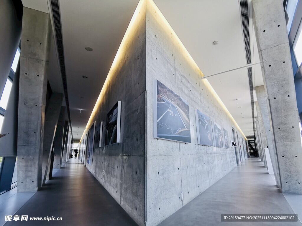 现代简约风格的宽敞走廊