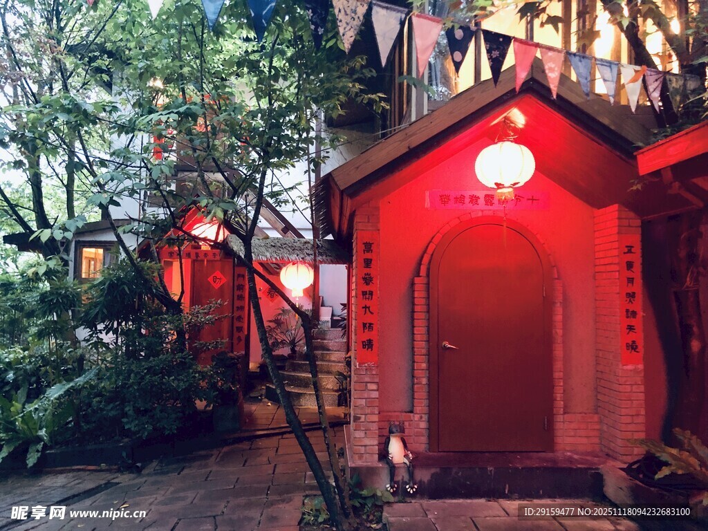 红灯笼照亮的古朴小屋