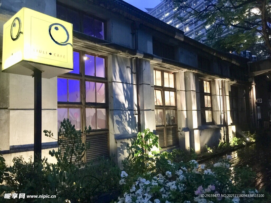 夜晚亮灯的温馨街边小屋