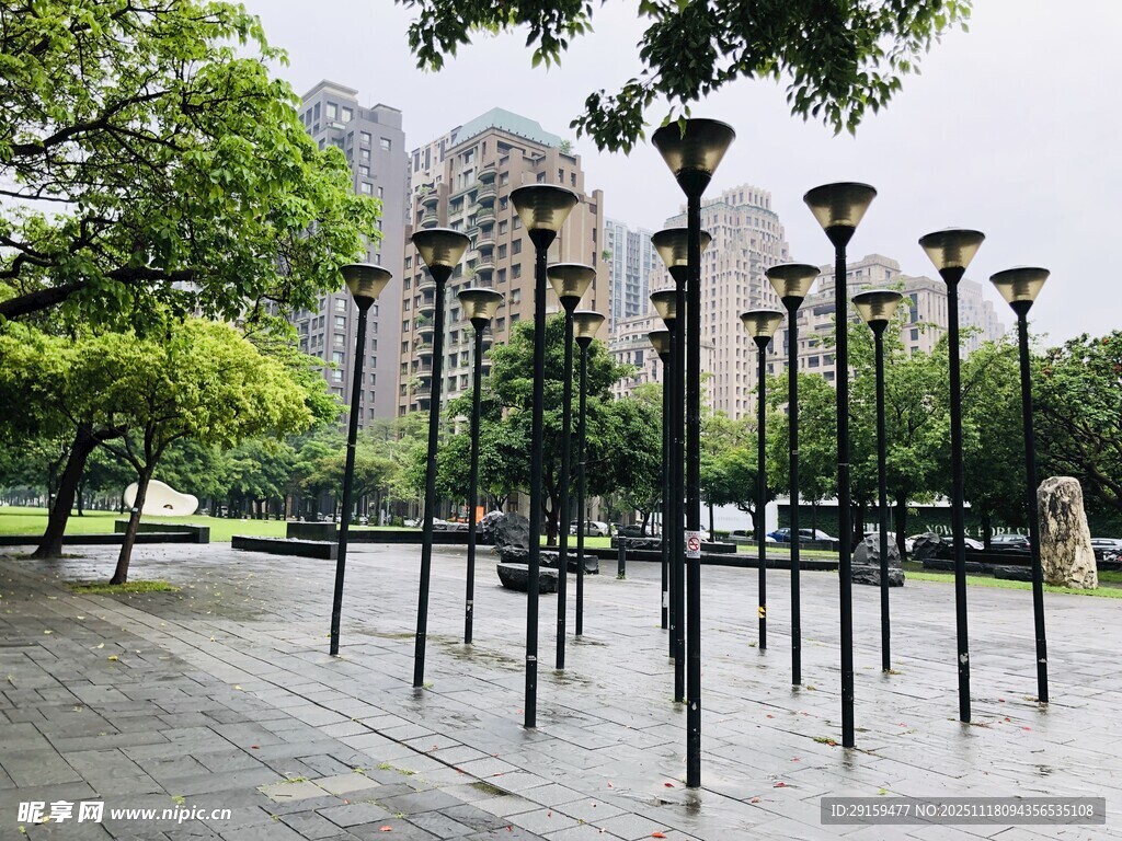 城市广场中的独特灯柱景观