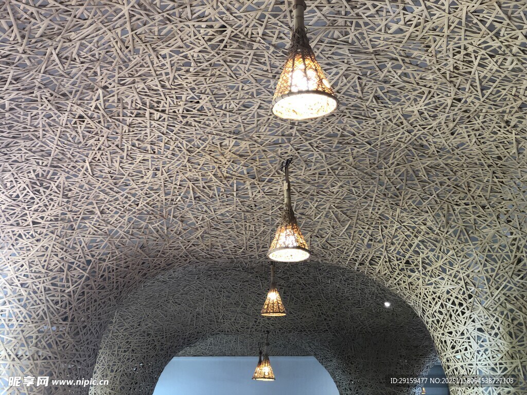 拱形天花板上的复古吊灯