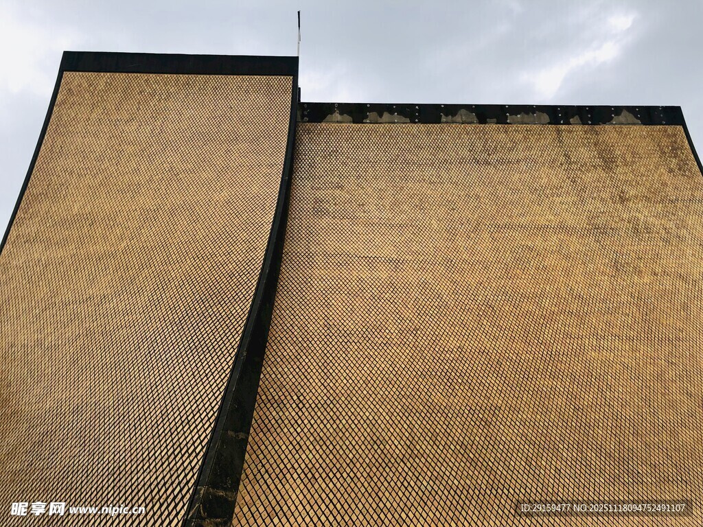 老旧倾斜的棕色屋顶