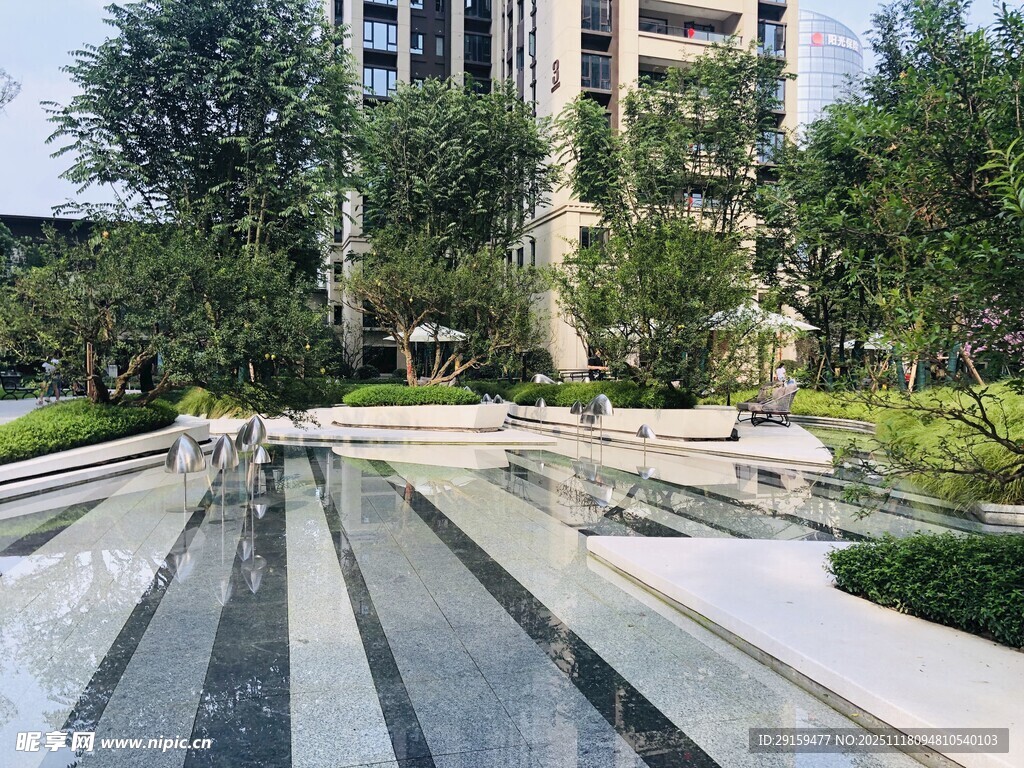 现代城市景观中的水景步道