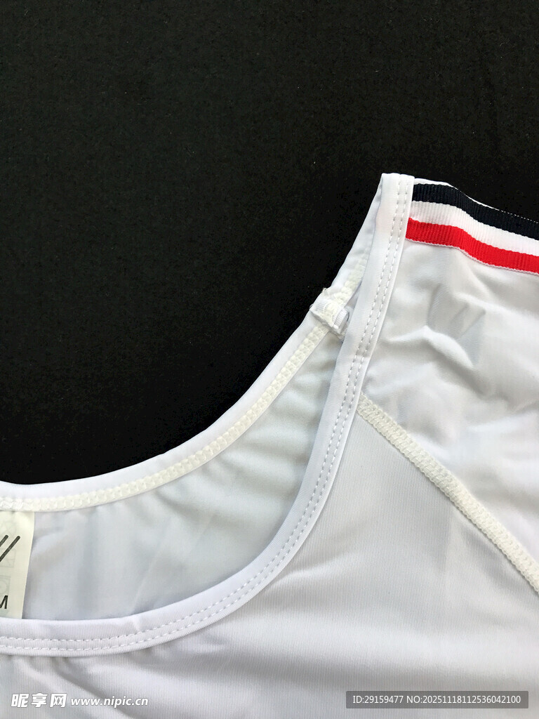 白色衣物领口细节特写