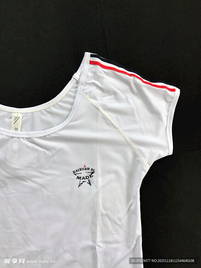 白色短袖上衣展示