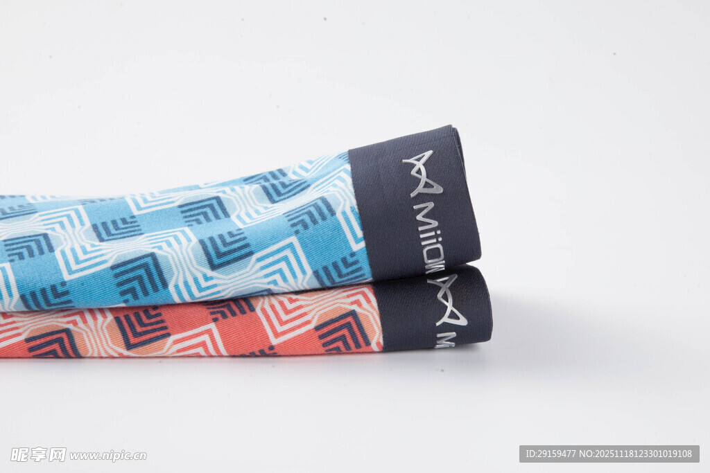 多彩图案袜子叠放展示