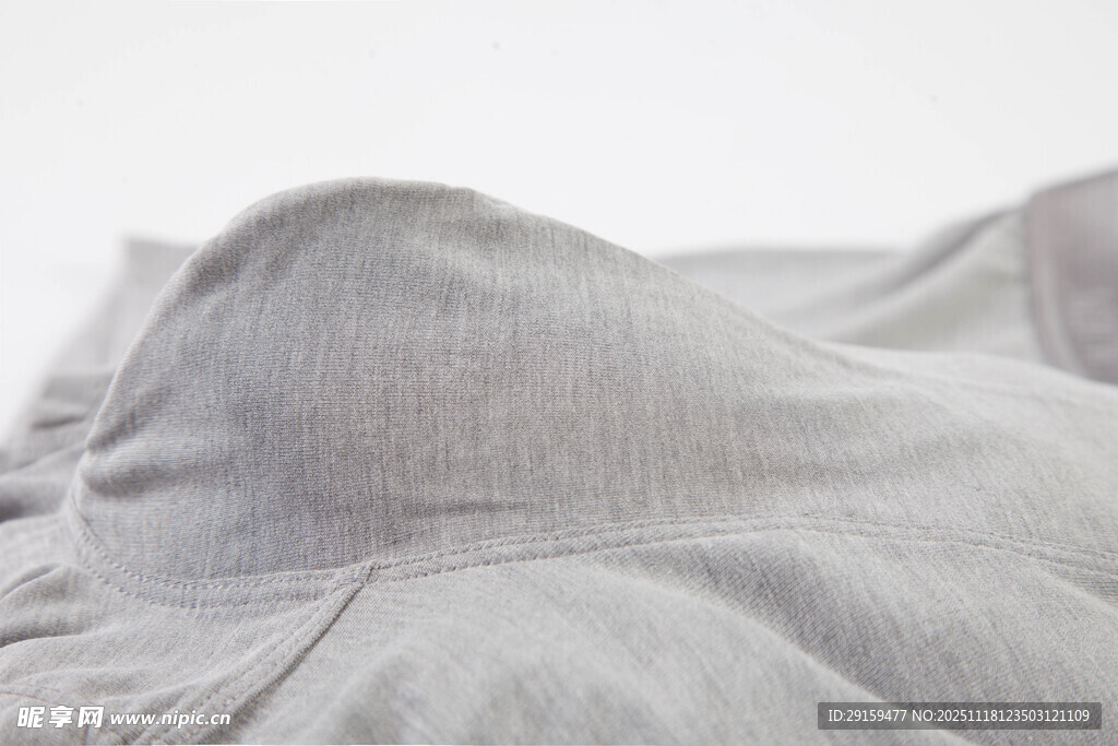 浅灰色褶皱布料特写