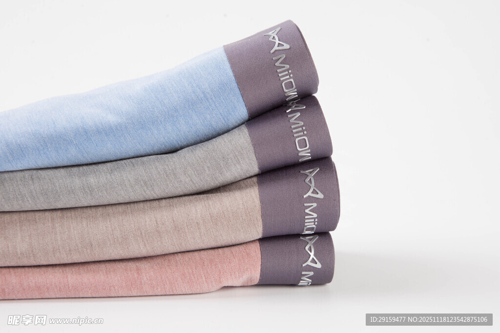 多彩叠放的简约风格内裤