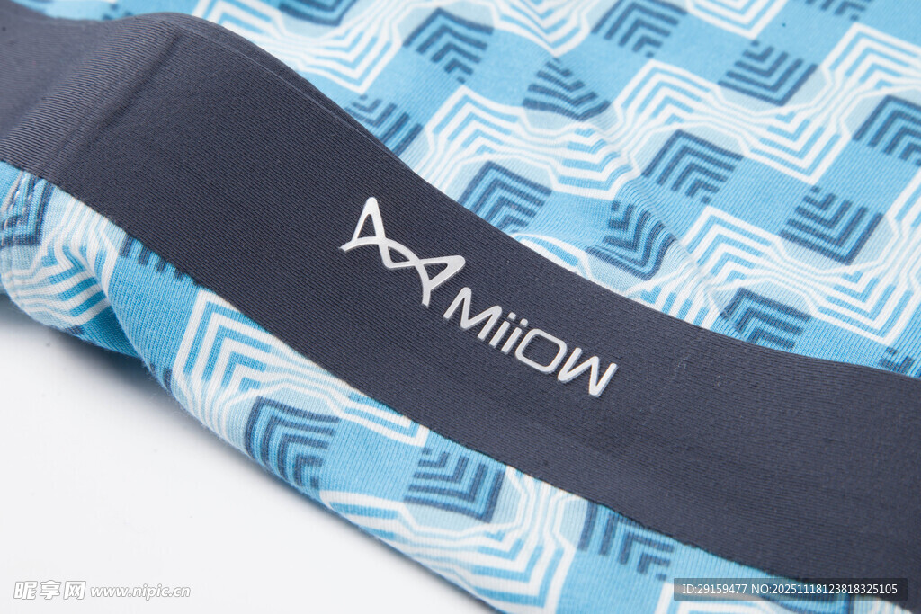 蓝白几何图案户外服饰