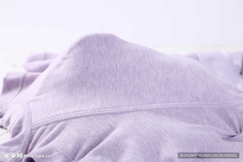 淡紫色柔软褶皱布料特写