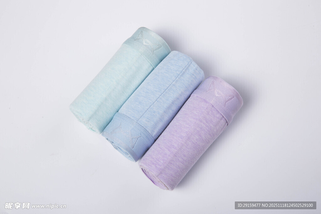 三色柔软毛巾整齐摆放