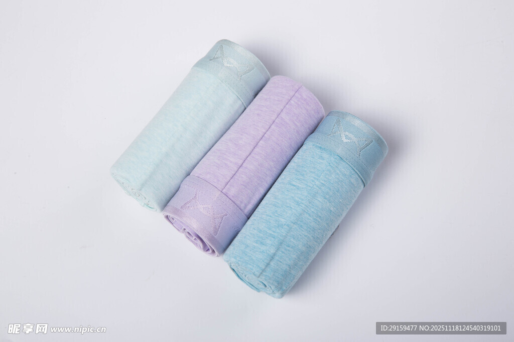 三色柔软毛巾整齐摆放