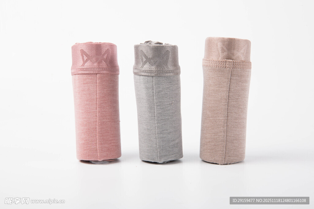 三色圆柱形物品展示