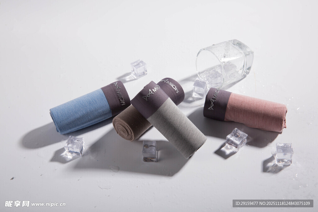 多彩透明小瓶散落展示