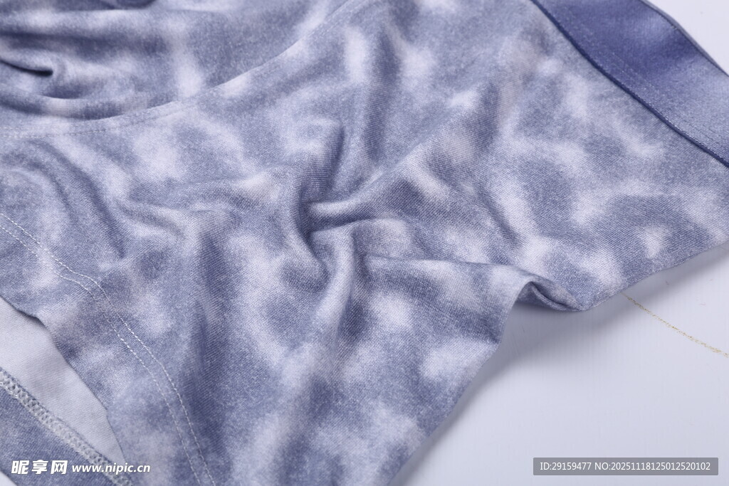 蓝紫色花纹柔软布料