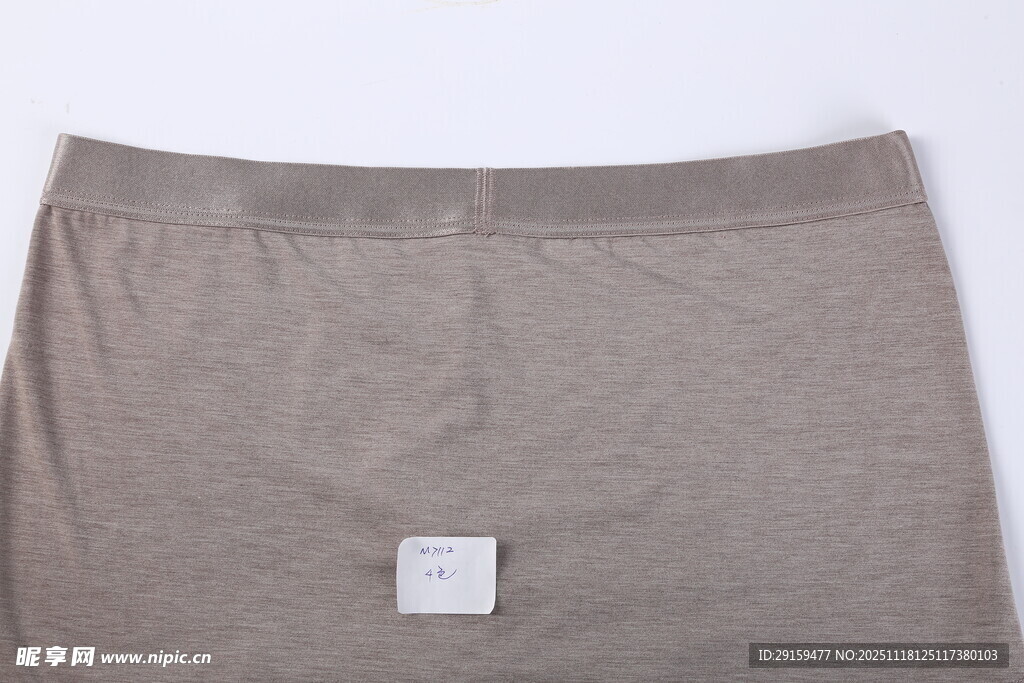 浅棕色简约风女士半身裙