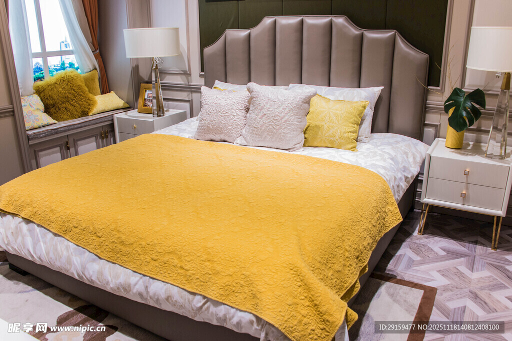 温馨卧室的舒适床铺