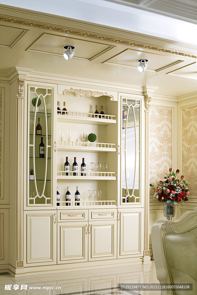 欧式典雅客厅酒柜装饰
