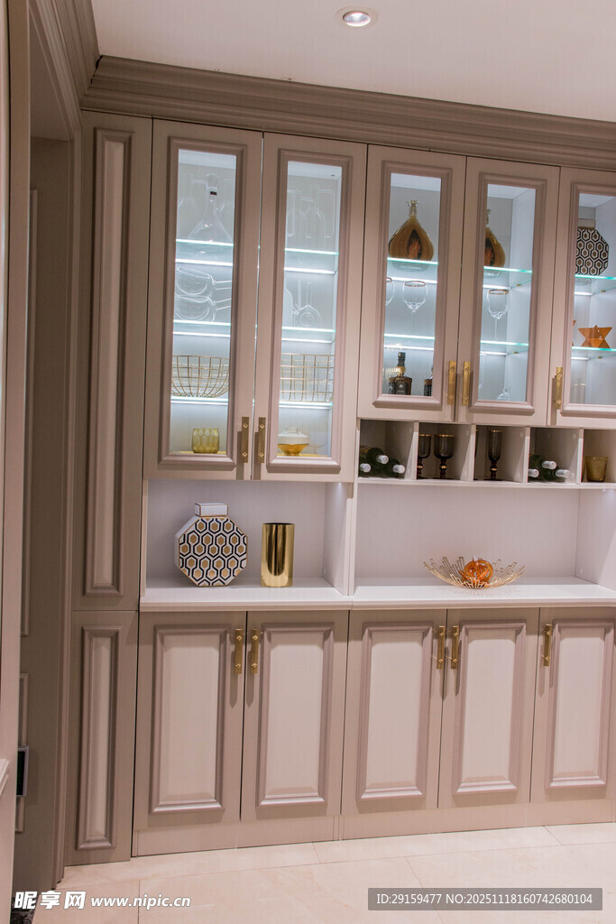 简约风格玻璃门收纳橱柜