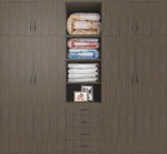 深棕色衣柜内衣物叠放整齐