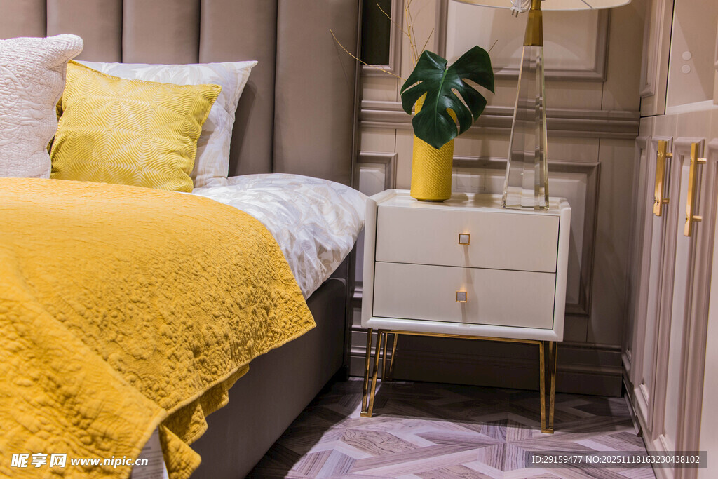 温馨卧室一角的黄色床品
