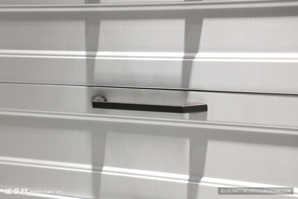 白色抽屉上的黑色拉手