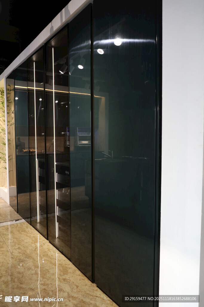 现代风格黑色玻璃隔断墙