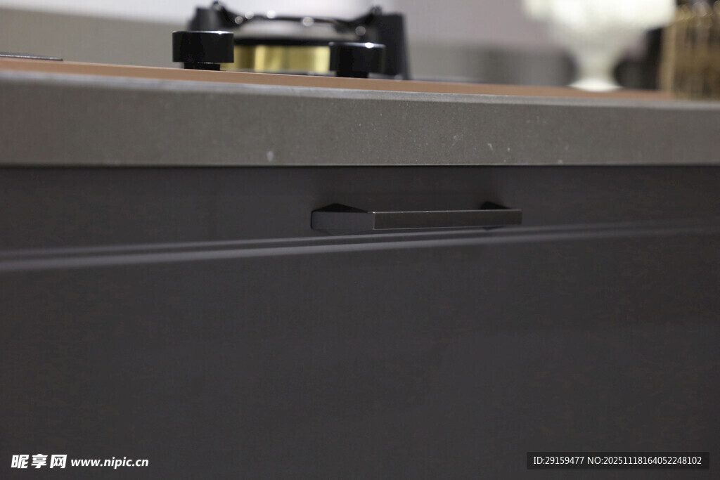 赛道上飞驰的赛车