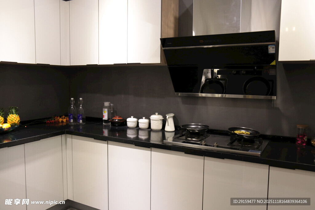 现代简约风格的整洁厨房