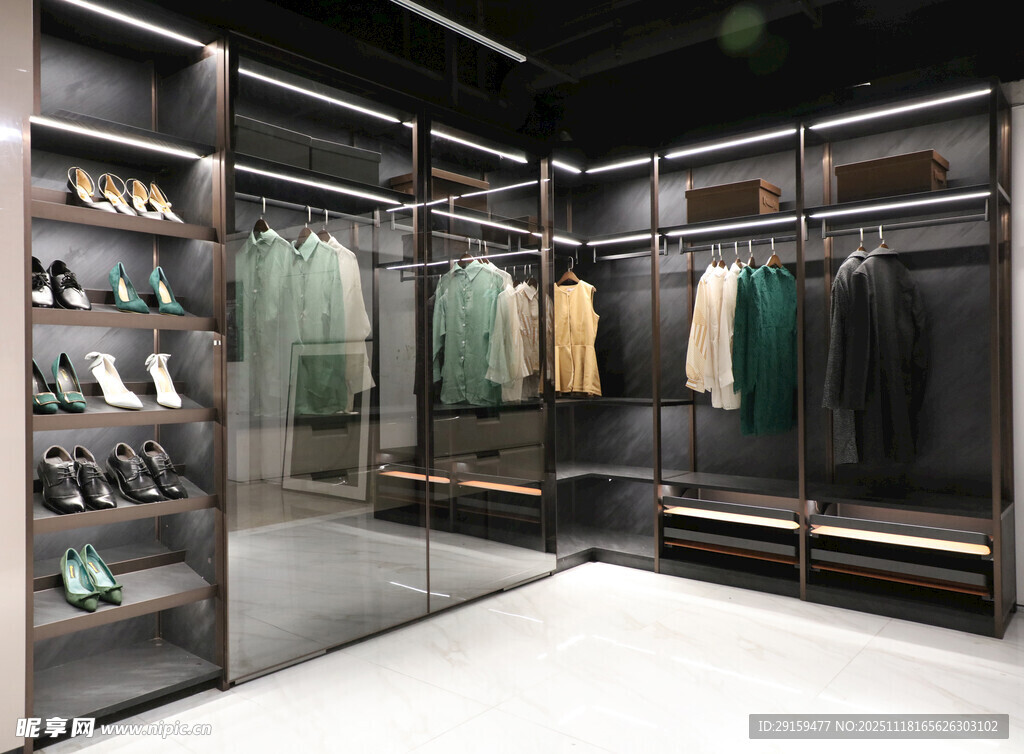 现代时尚衣帽间陈列展示