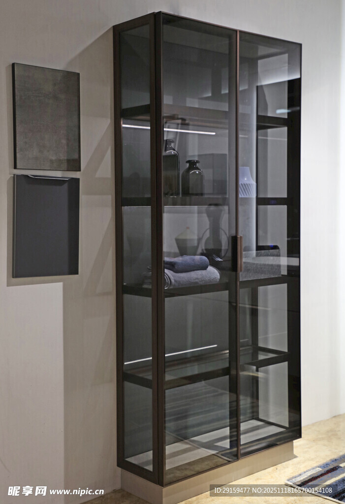 现代简约玻璃展示柜