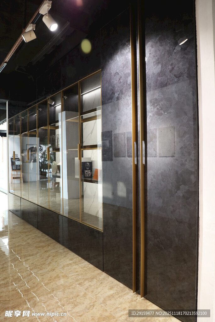 现代风格玻璃展示柜走廊
