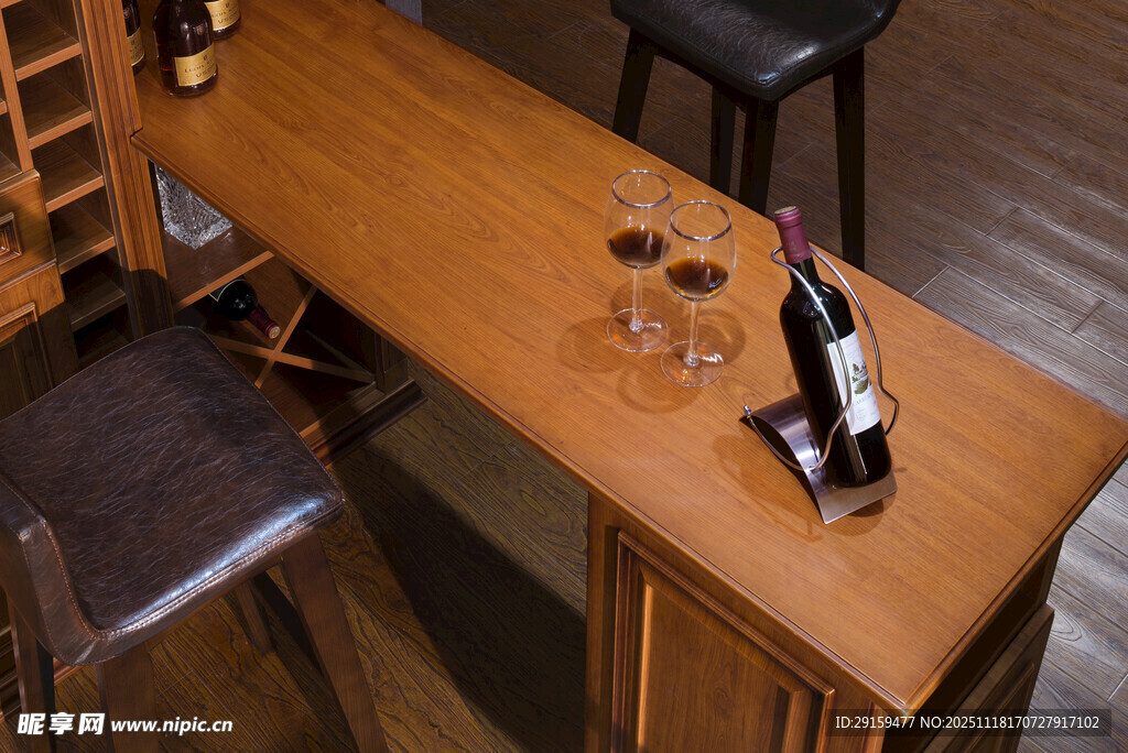 木质吧台配美酒与高脚杯