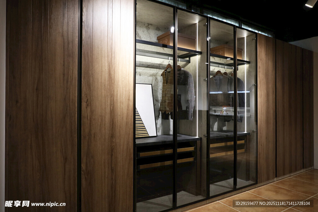现代木质玻璃衣柜展示