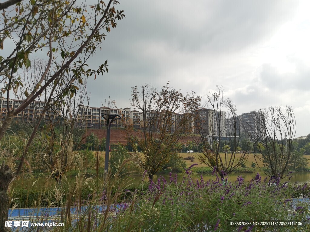 城市边缘的自然与建筑景观