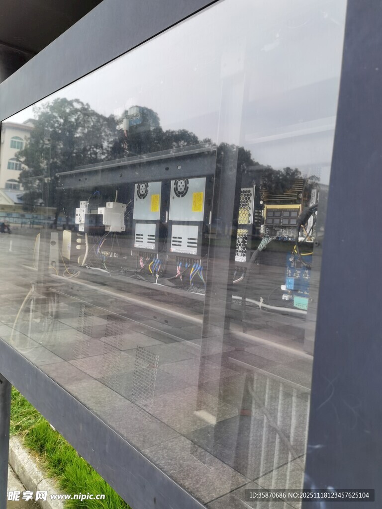 透过玻璃看公交站台