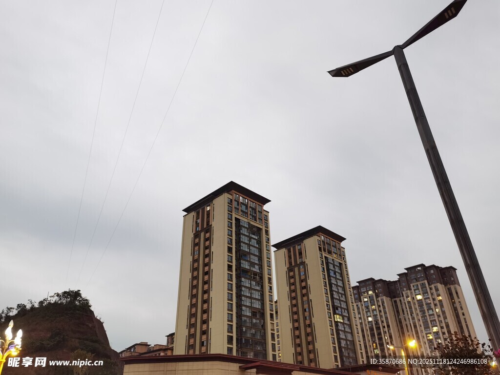 城市高楼与路灯景观