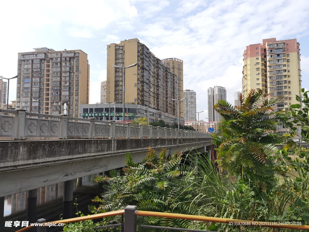 城市高架桥旁的林立高楼