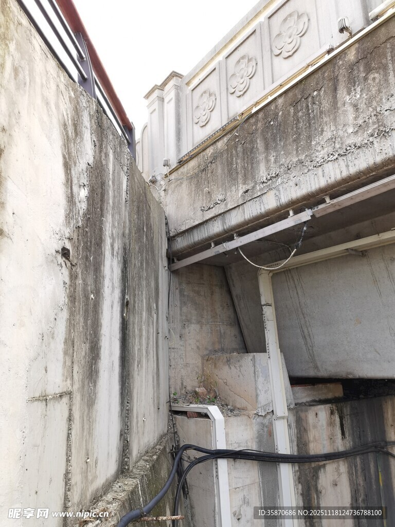 老旧建筑角落场景