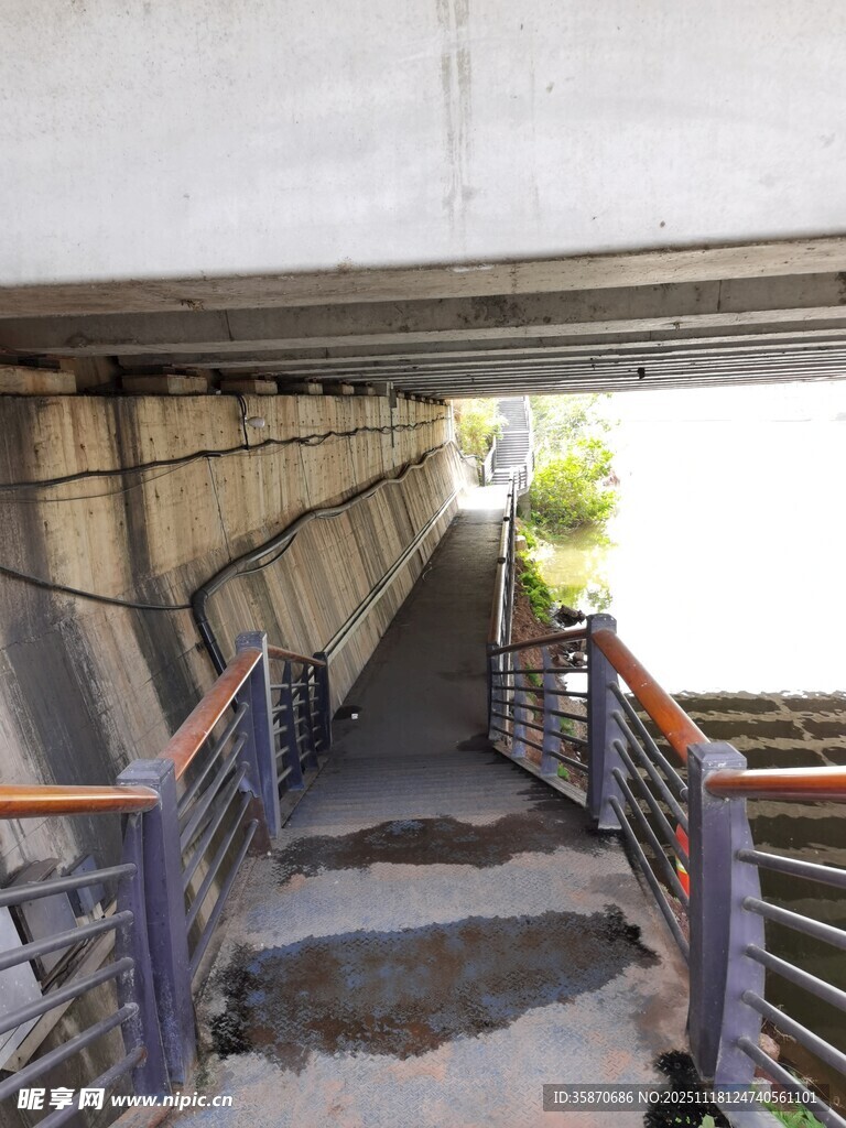 桥下步行通道景致独特