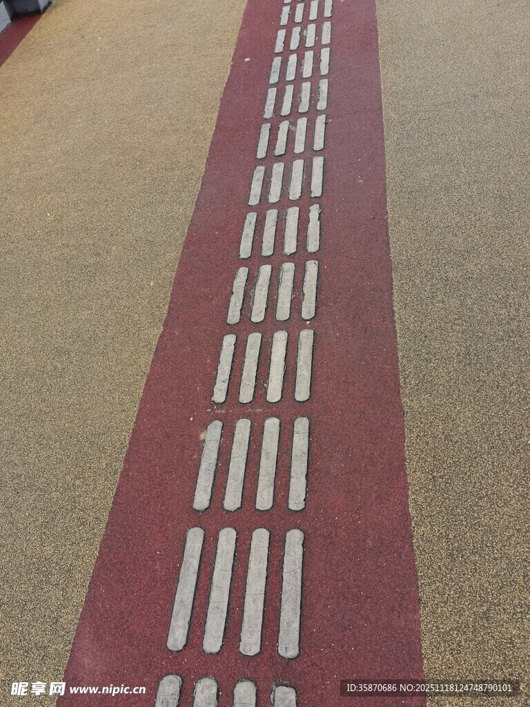 红色盲道砖独特条纹设计