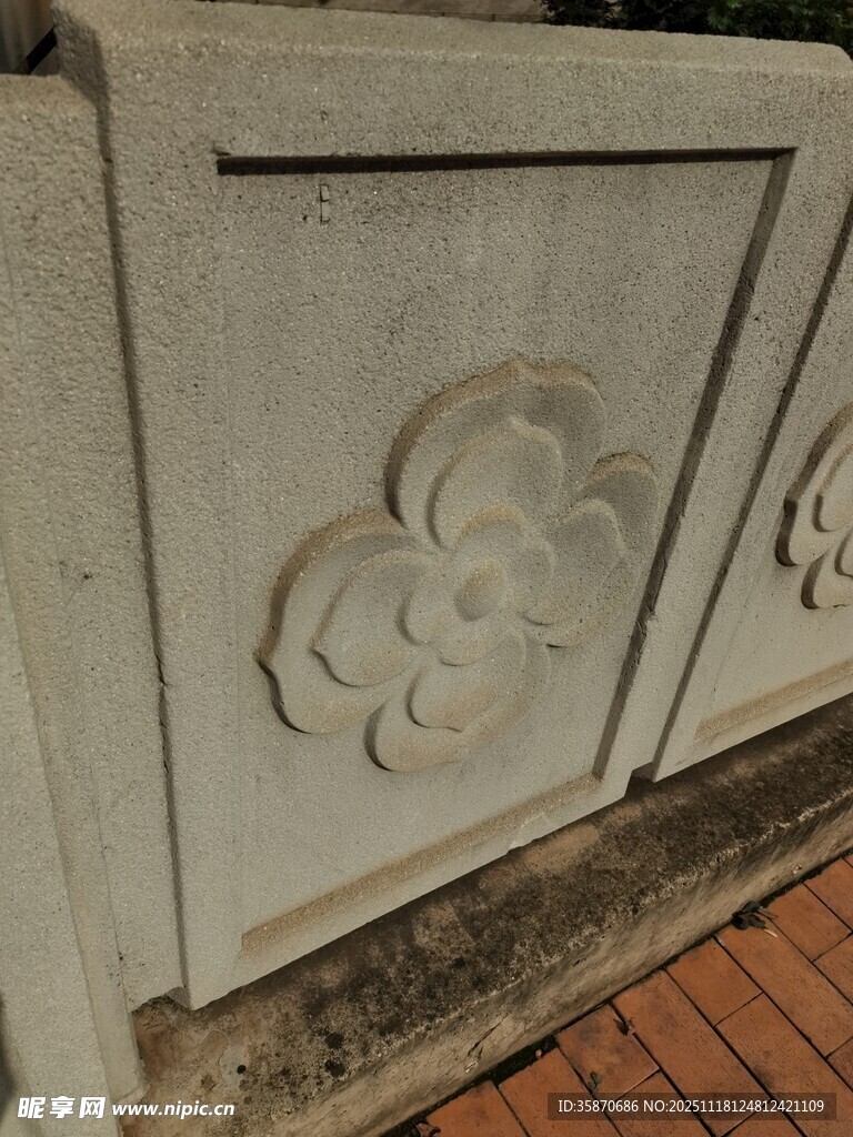 石雕花卉装饰栏杆细节