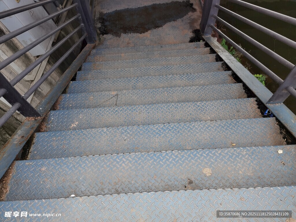 金属材质的户外楼梯