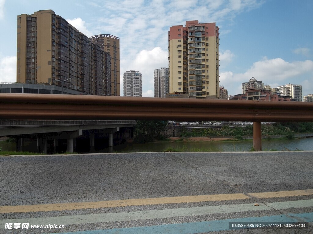 城市高架桥与林立高楼