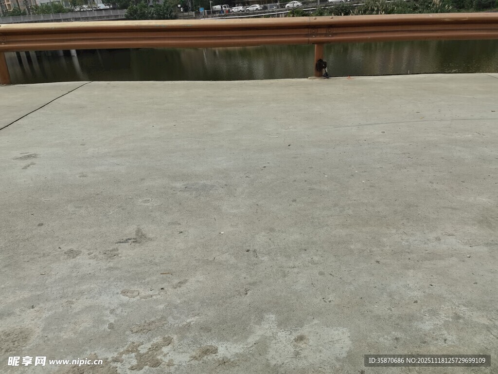 空旷水泥地面场景