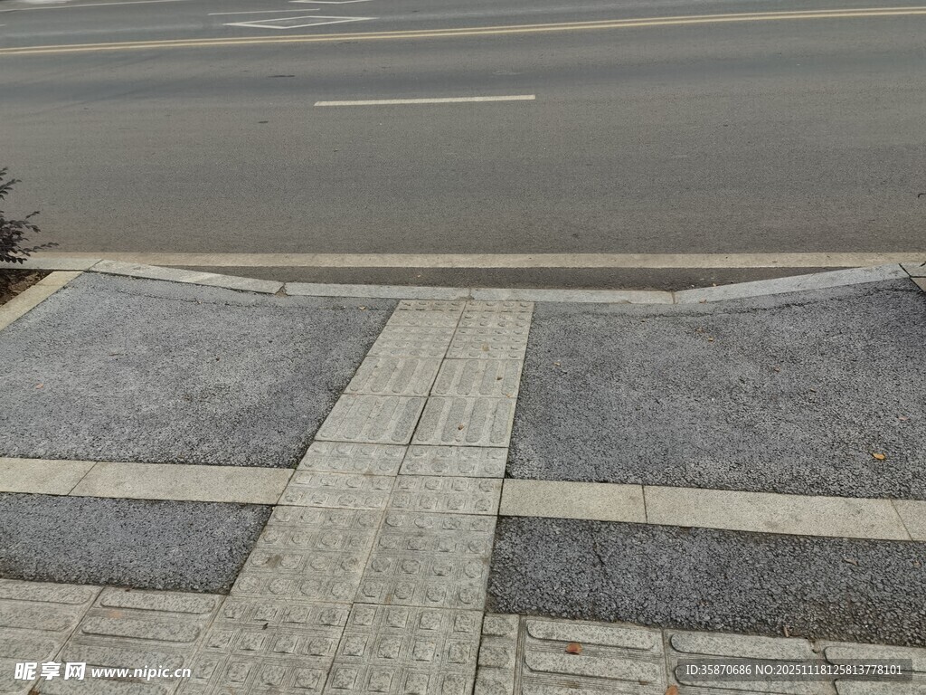 城市道路旁的砖石铺设路面