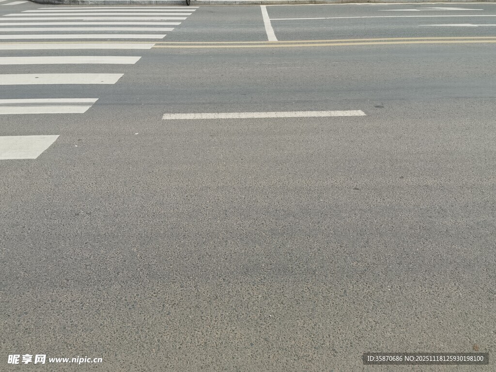 城市道路上的斑马线